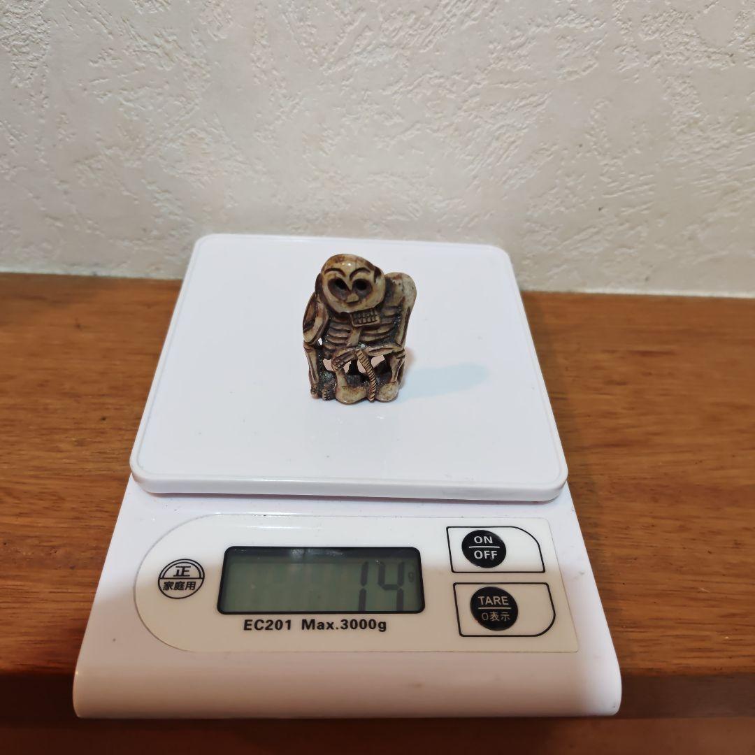 時代提物 骸骨根付 天然素材【ロダンの考える人のような骸骨】高4.8※自立します