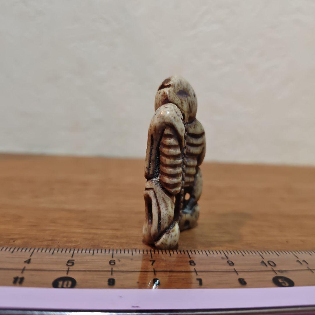 時代提物 骸骨根付 天然素材【ロダンの考える人のような骸骨】高4.8※自立します