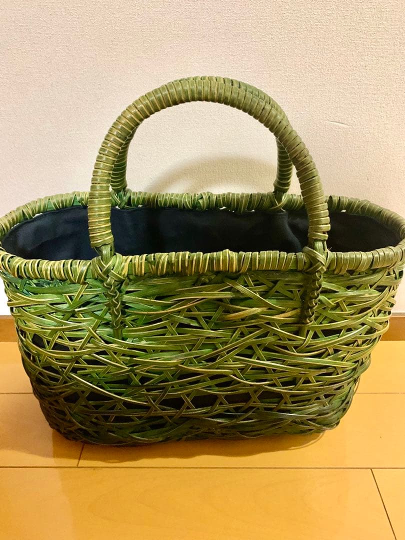 作家作品　緑色の天然素材竹編みかごバッグ