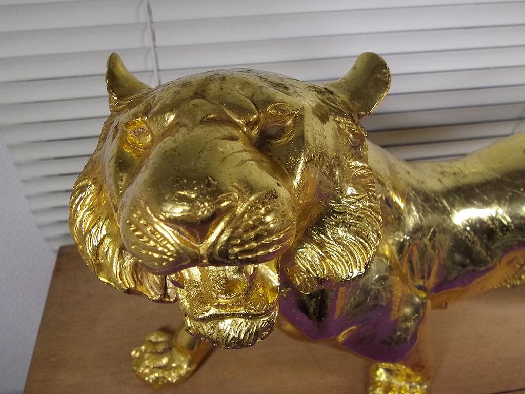 勝彦作 虎 鋳銅 置物 金箔押し 幅63cm 高さ30cm 重さ5.8kg トラ