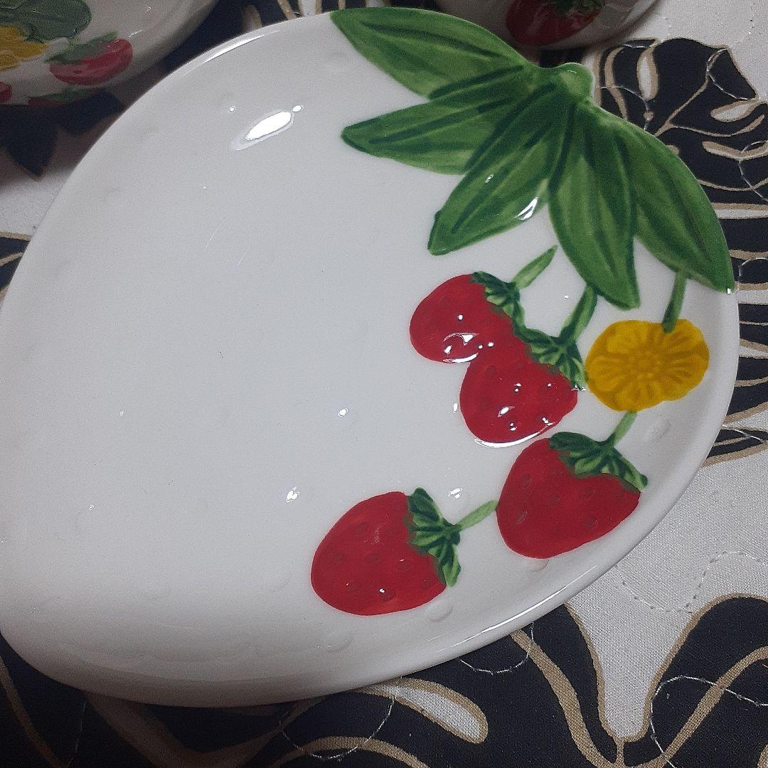 新品、イチゴデザイン陶器食器セット
