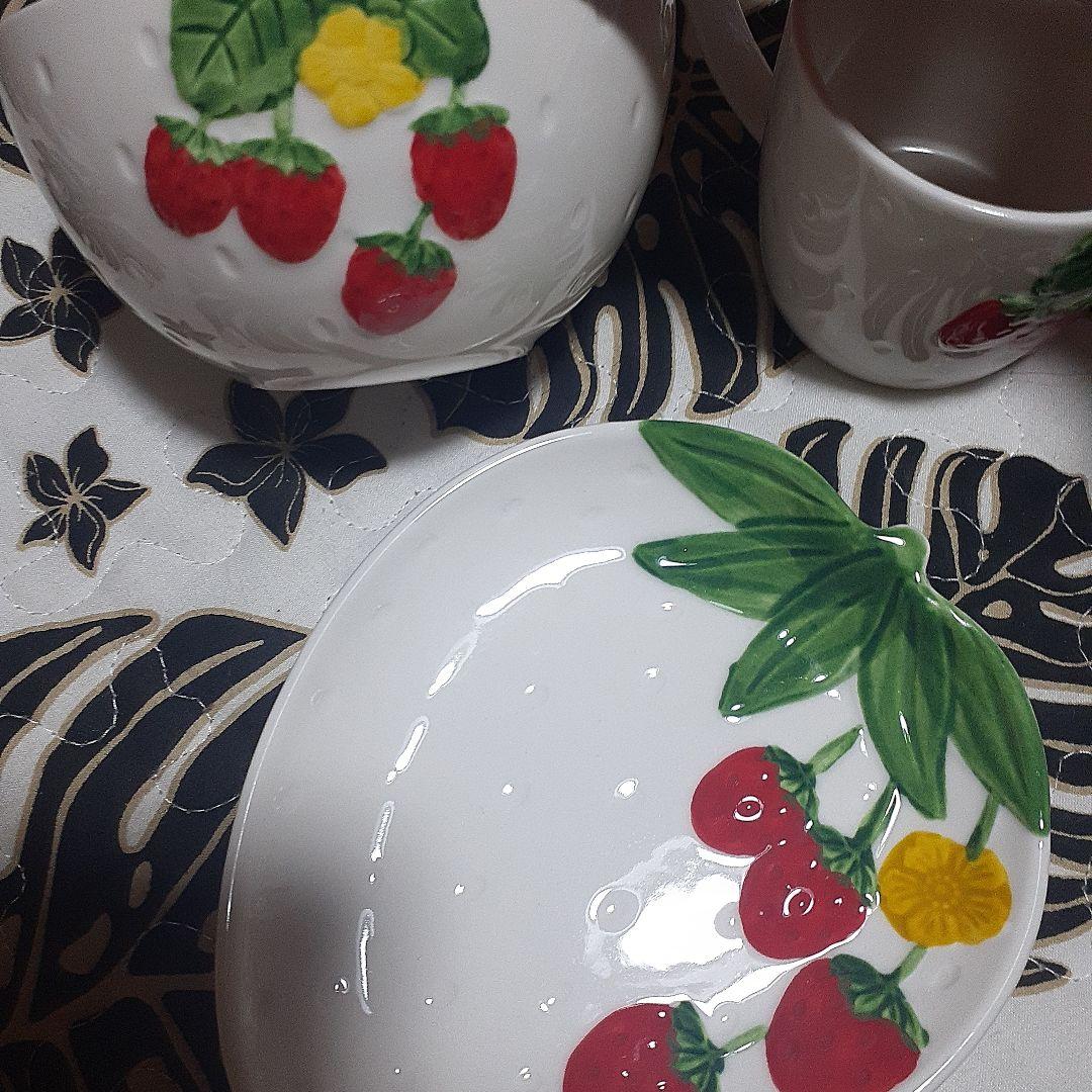新品、イチゴデザイン陶器食器セット