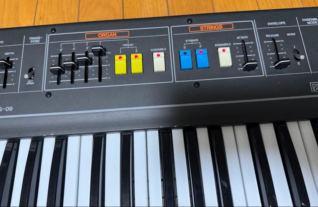 Roland RS-09 シンセサイザー