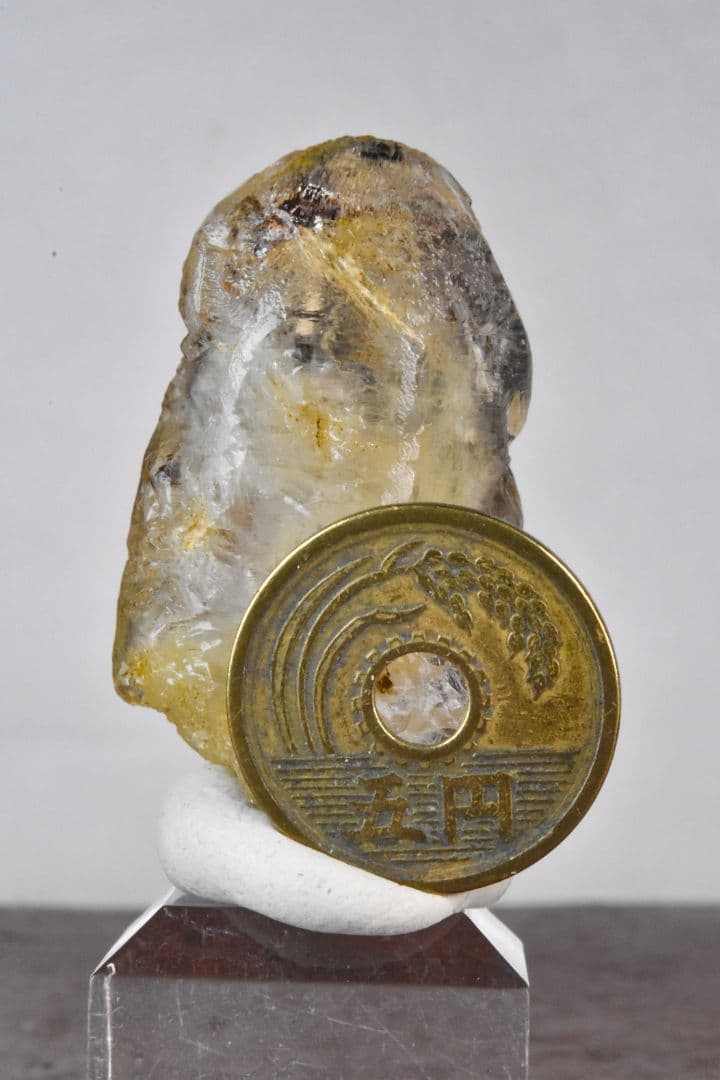 パキスタンスカルドゥ産 角閃石入りアイスクリスタル