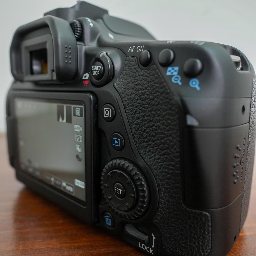 新品級 ★ Canon キャノン EOS 80D ★ ダブルズームキット