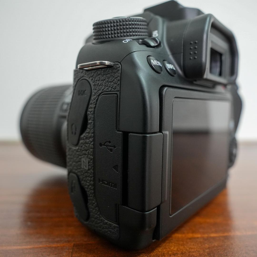 新品級 ★ Canon キャノン EOS 80D ★ ダブルズームキット