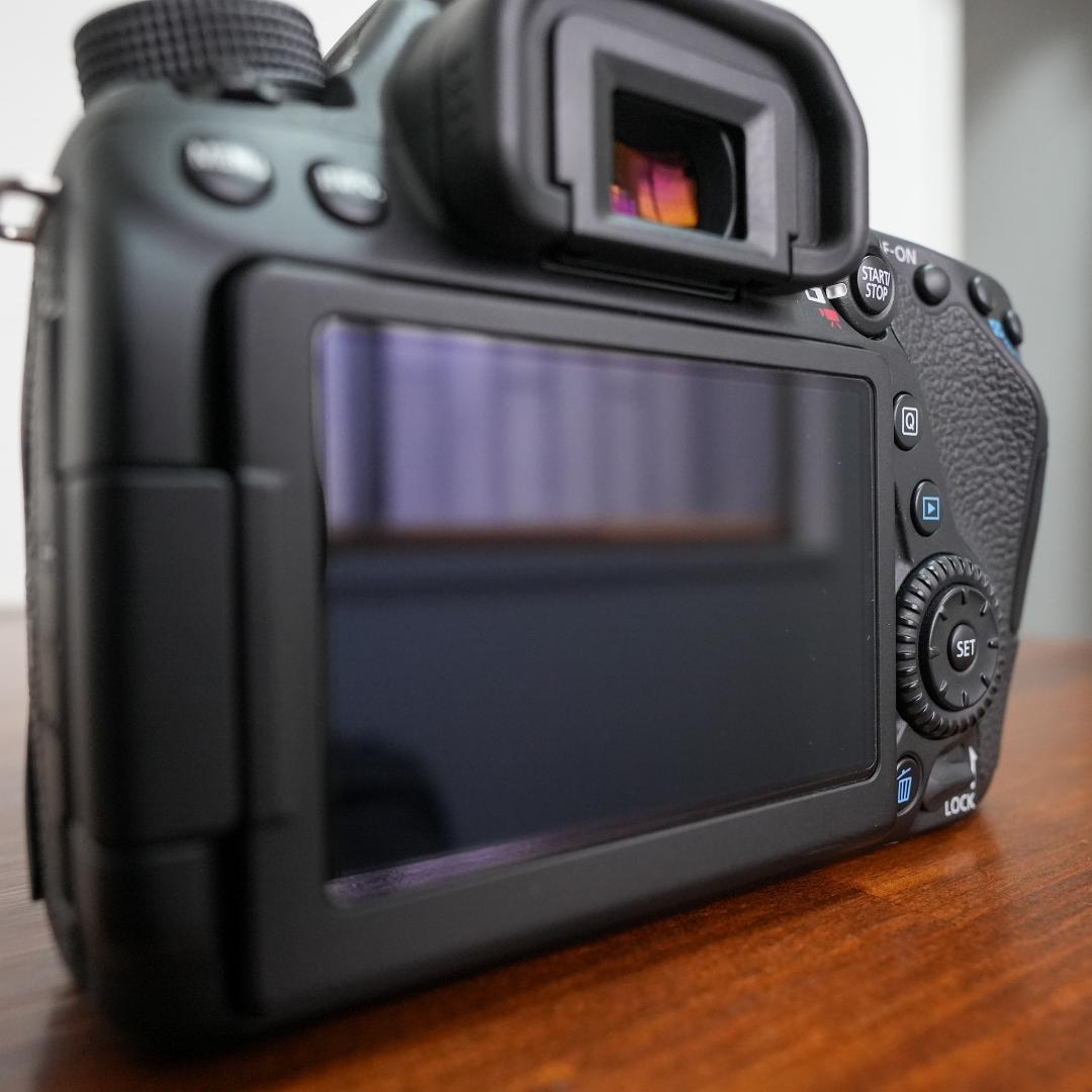 新品級 ★ Canon キャノン EOS 80D ★ ダブルズームキット