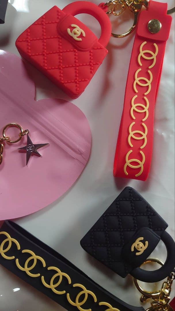 CHANEL シャネルミニバッグキーホルダー4個セット赤　黒♡チャーム1個贈呈中