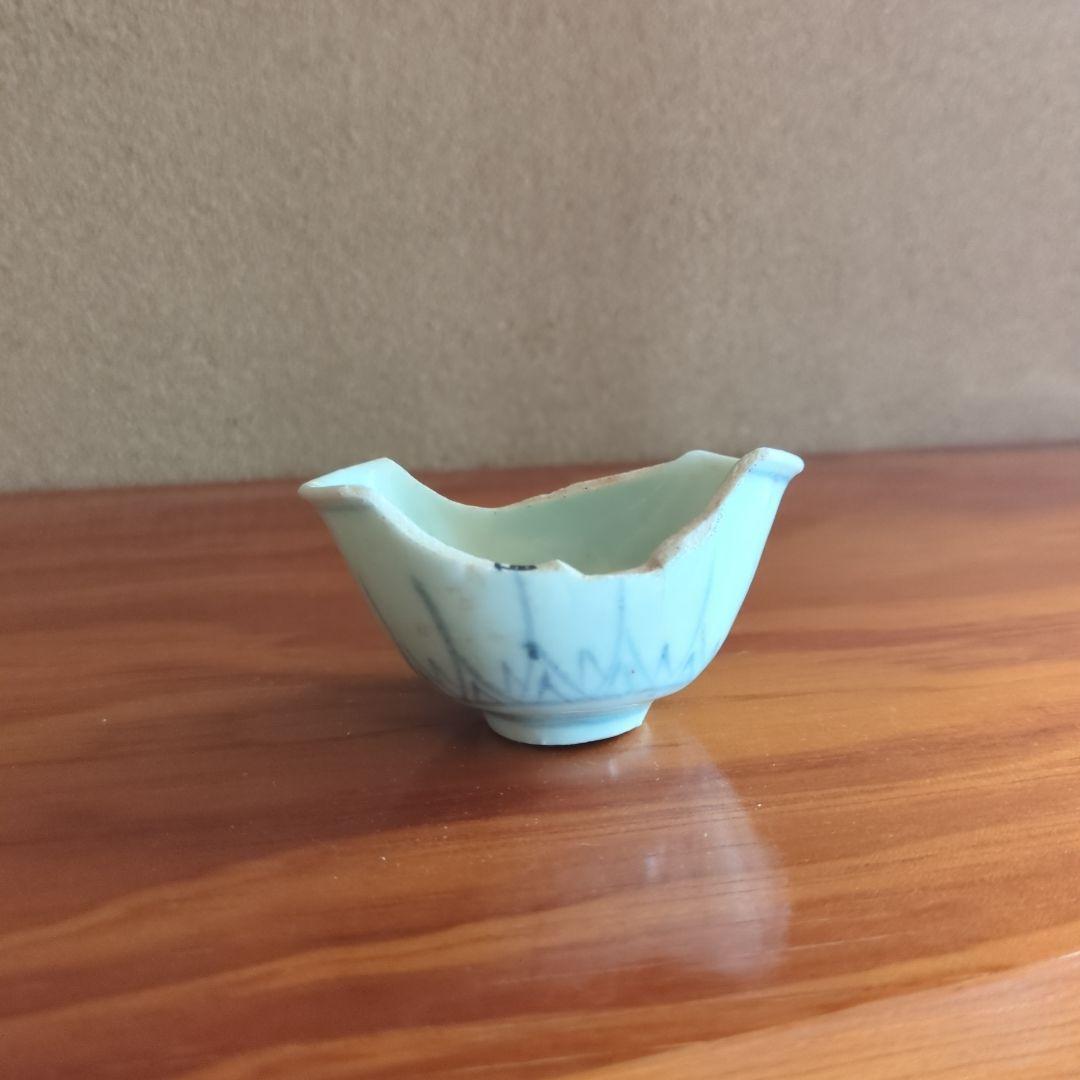 青色 波形の縁取り 陶器 小皿　初期伊万里の陶片骨董品