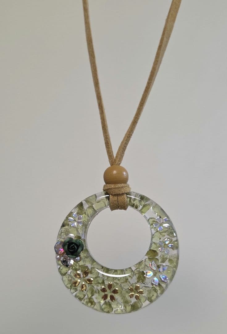桜・ペリドット天然石レジンネックレス　　　　レジンネックレス　　天然石ネックレス