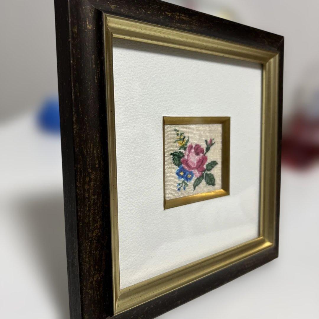 ハンドメイド極小刺繍プチポアン 額装品（正方形18.3cm）気品あるバラのミニ額