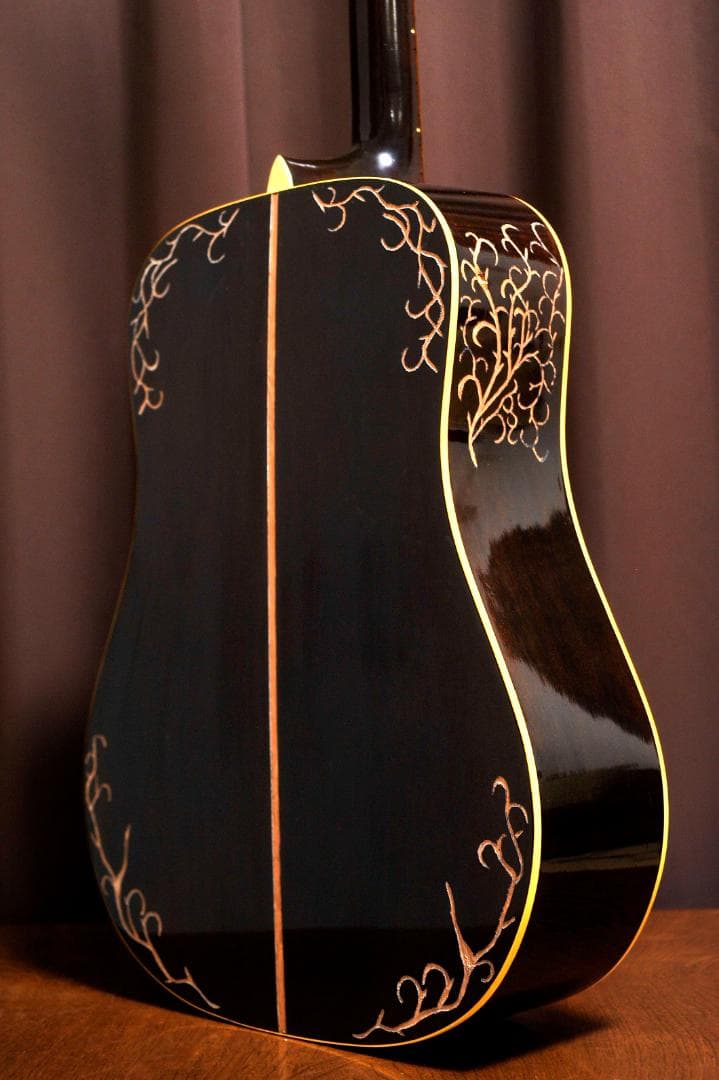 ★彫刻ギター　Cat's Eyes CEシリーズ　舞台にストリート演奏とオブジェ