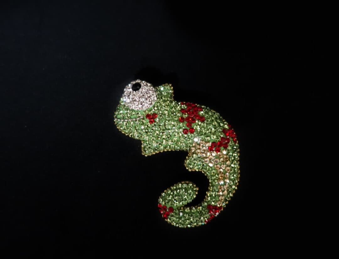【ハンドメイド】グルーデコ★☆可愛いカメレオンのブローチ☆★スワロフスキー♪