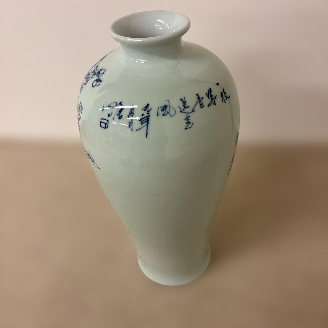 青い花模様の陶器の花瓶