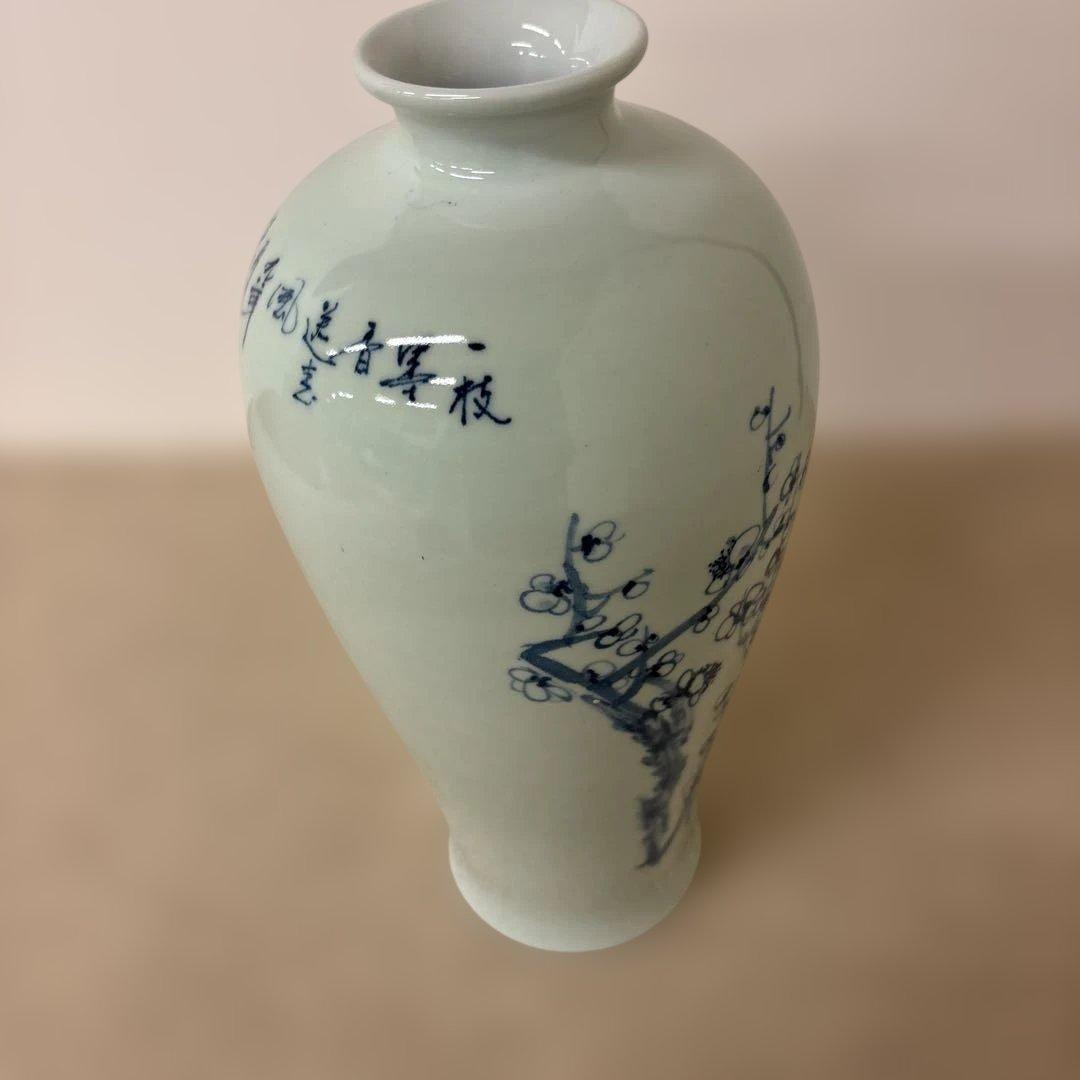 青い花模様の陶器の花瓶