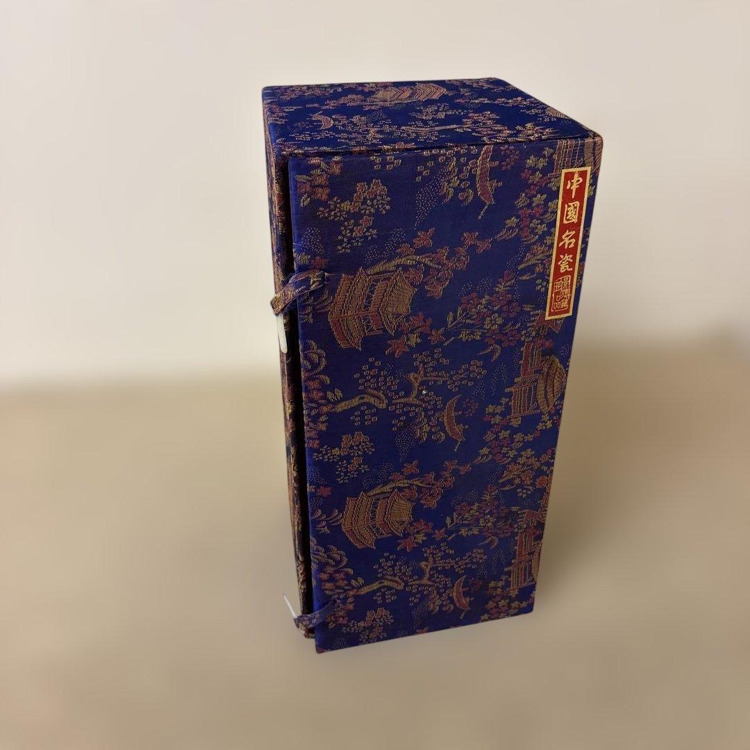 青い花模様の陶器の花瓶