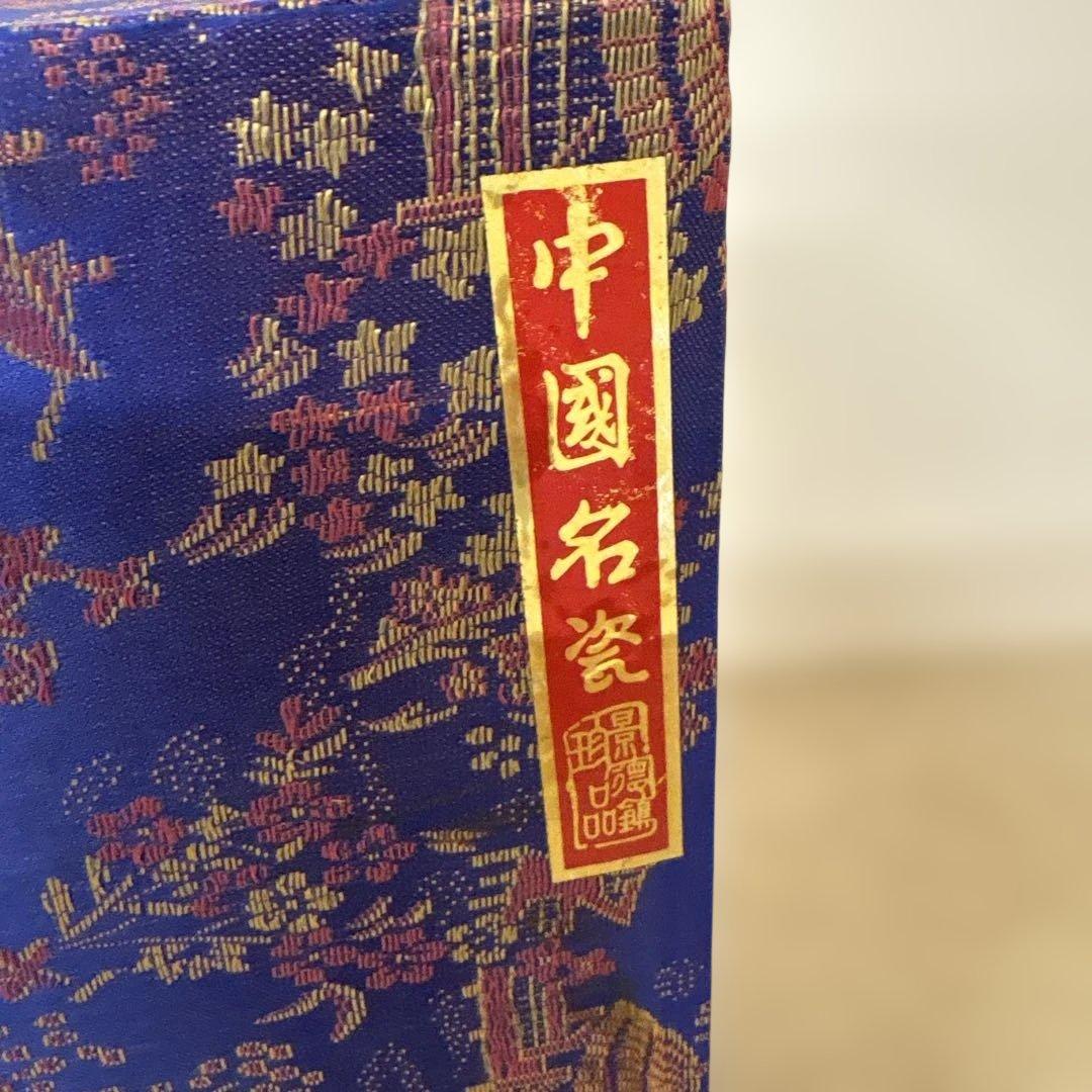 青い花模様の陶器の花瓶