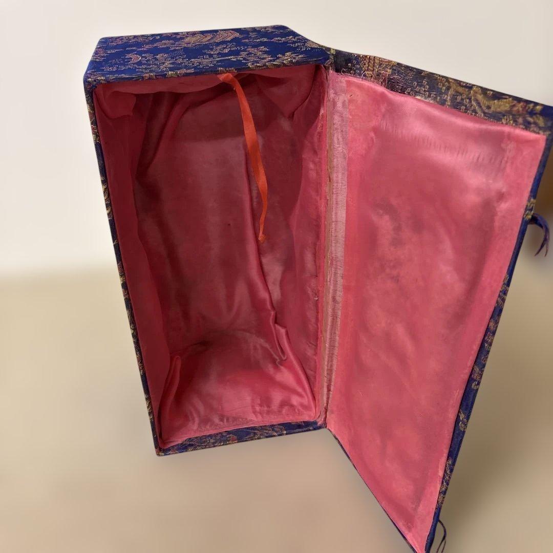 青い花模様の陶器の花瓶