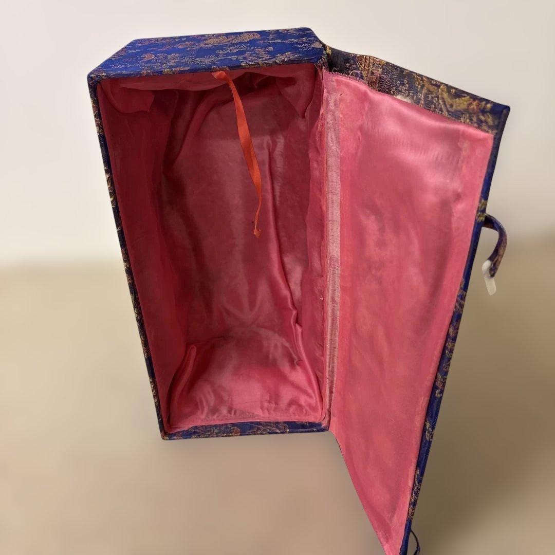 青い花模様の陶器の花瓶