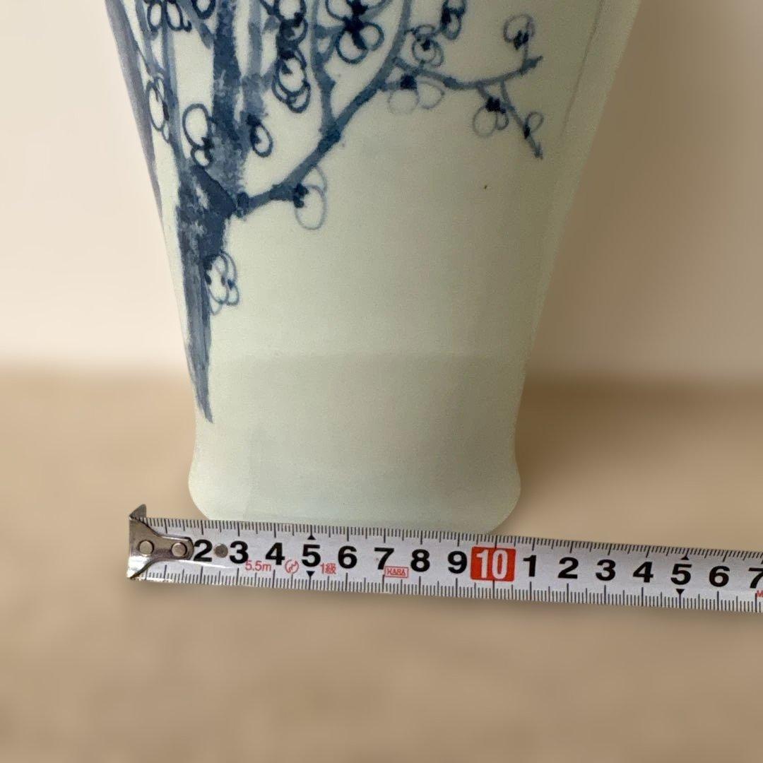 青い花模様の陶器の花瓶