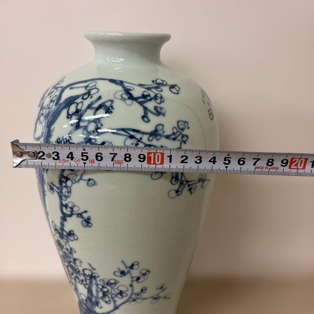 青い花模様の陶器の花瓶