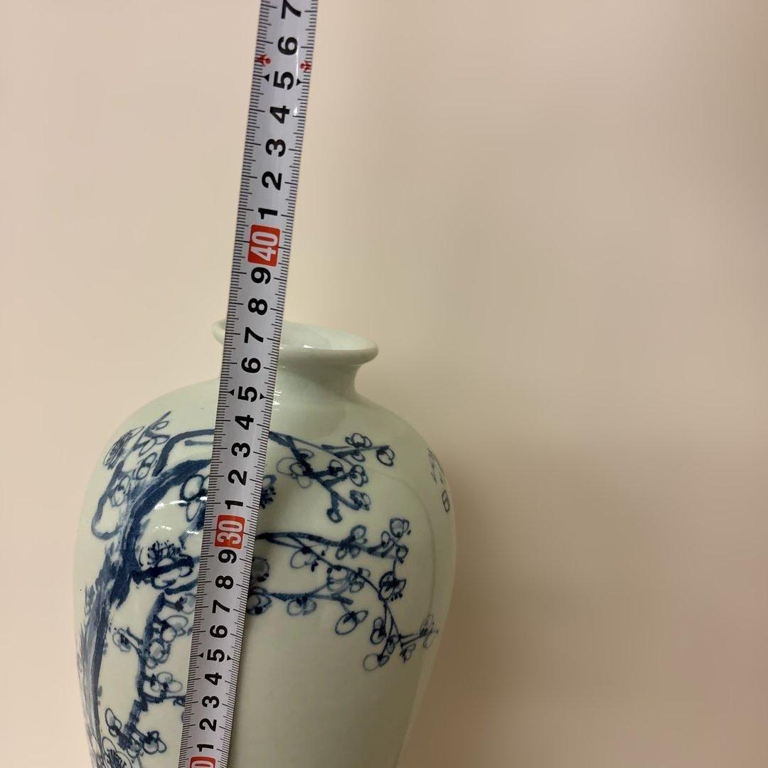 青い花模様の陶器の花瓶