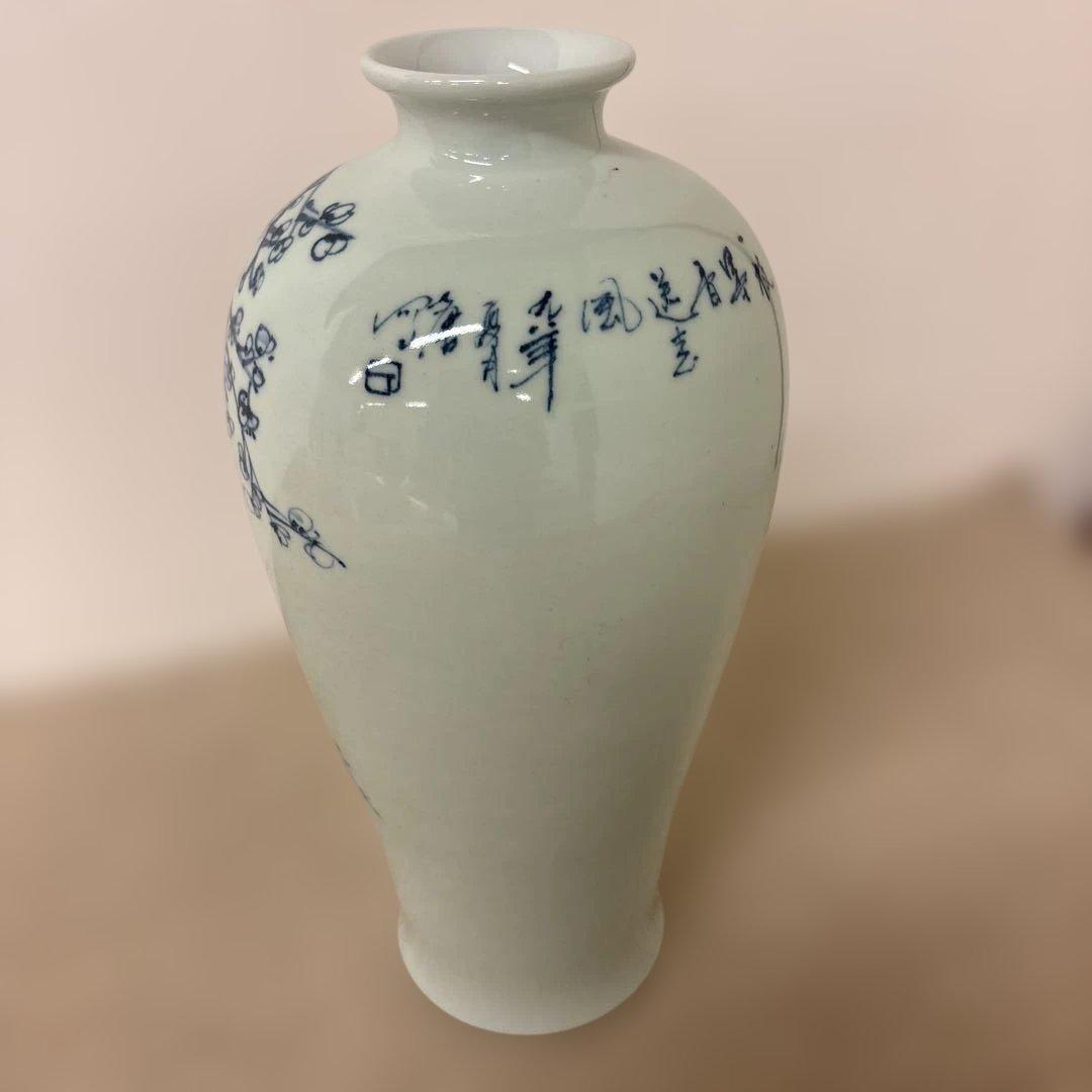 青い花模様の陶器の花瓶