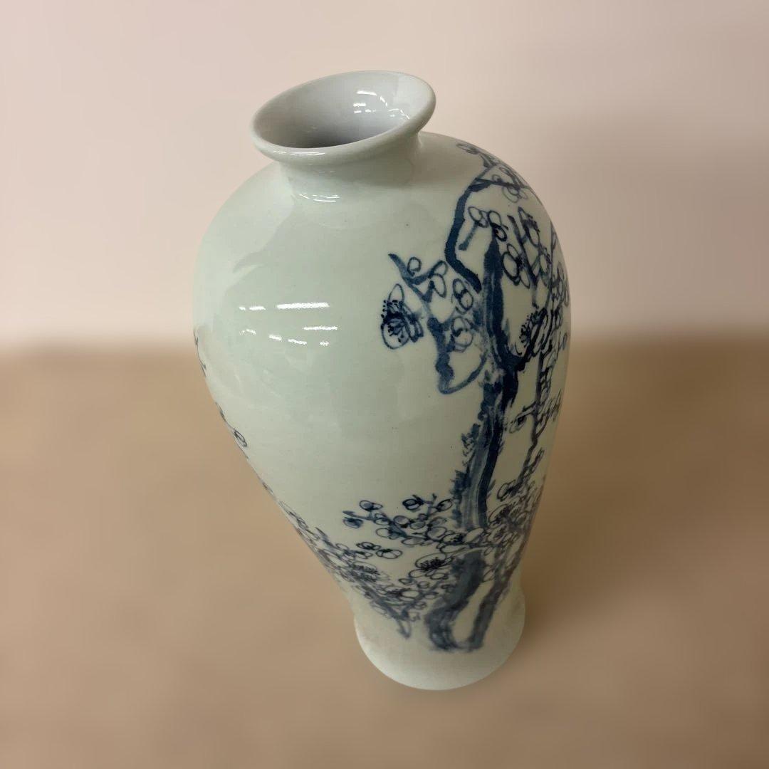 青い花模様の陶器の花瓶