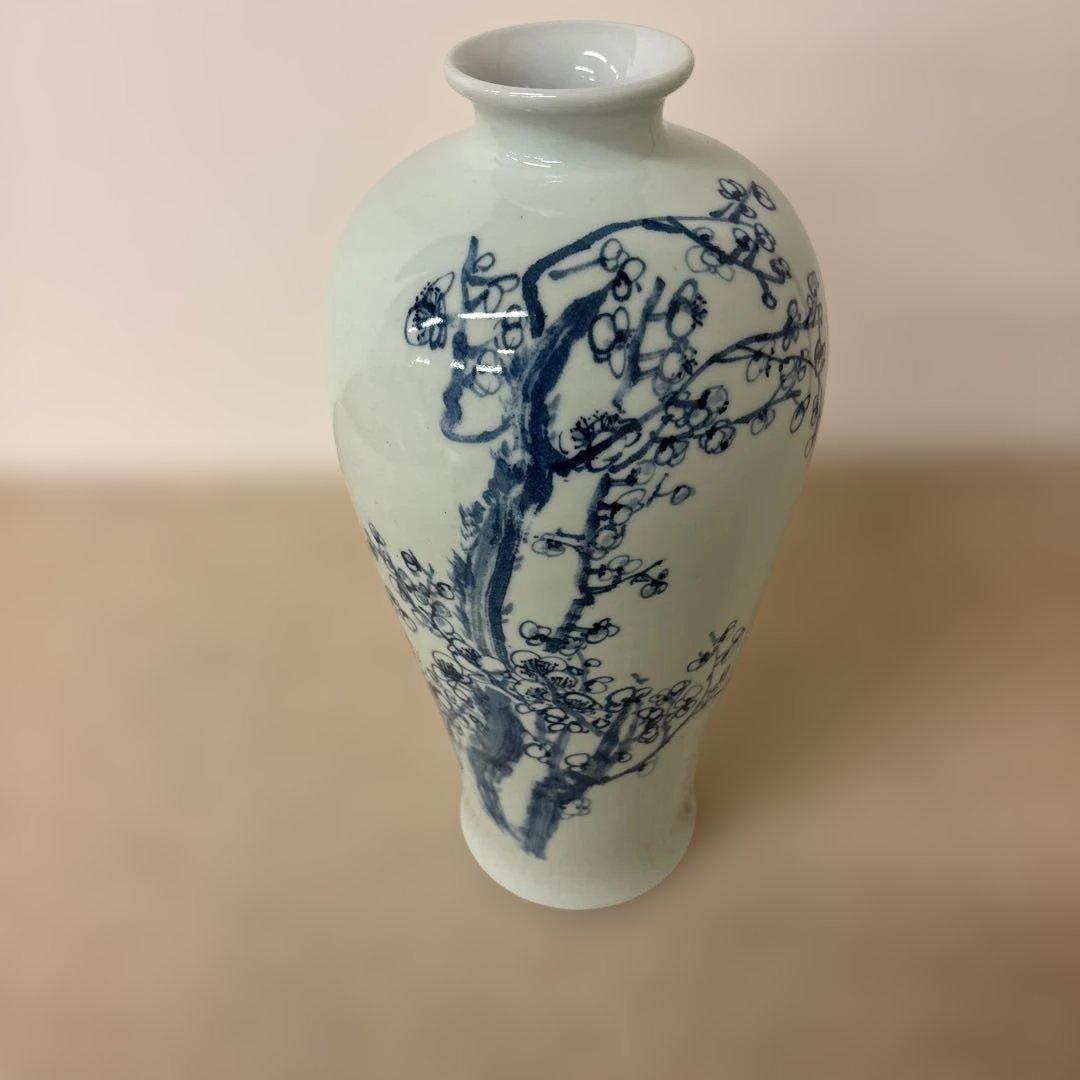 青い花模様の陶器の花瓶