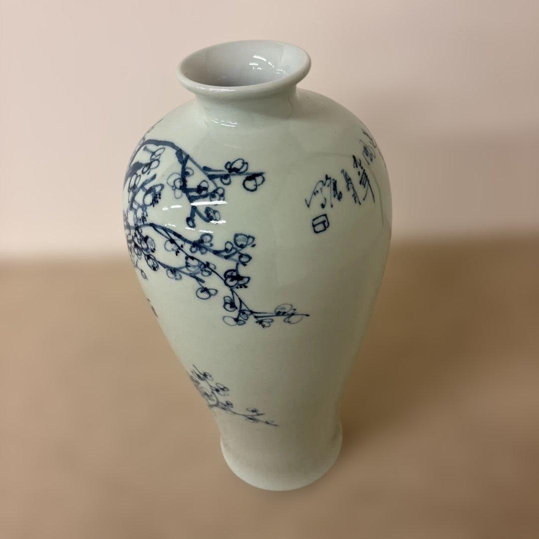 青い花模様の陶器の花瓶