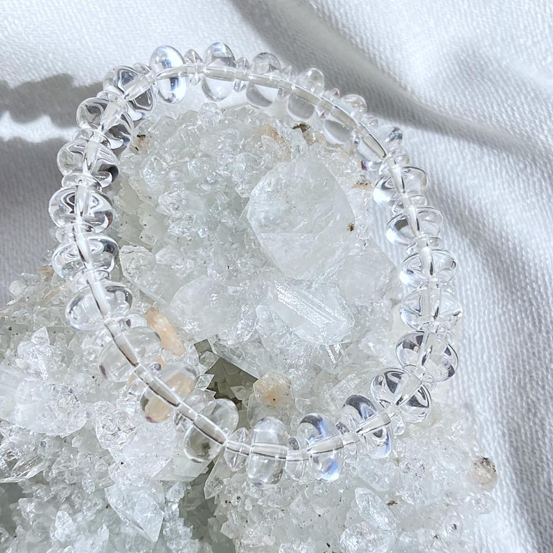 【素肌に溶け込む、氷のような透明感】水晶 天然石ブレスレット