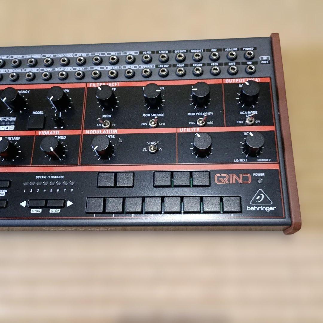 behringer GRIND セミモジュラーシンセサイザー