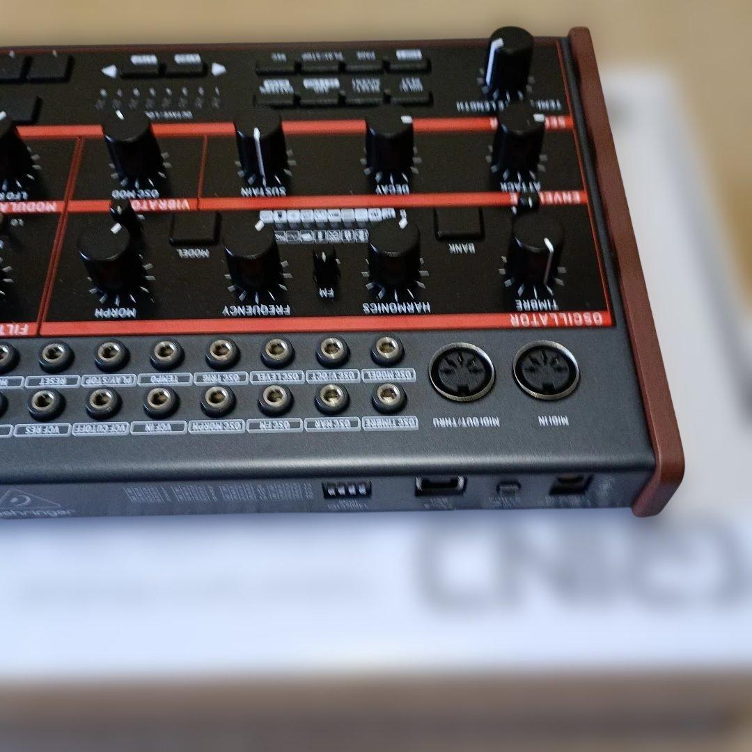 behringer GRIND セミモジュラーシンセサイザー