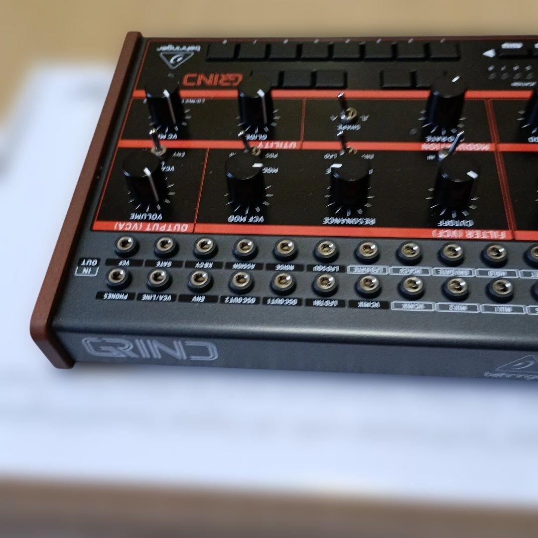 behringer GRIND セミモジュラーシンセサイザー