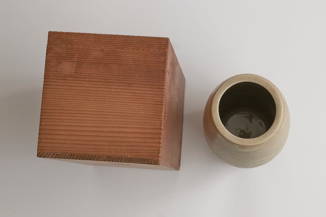 陶器製花瓶 [ 柳の模様 ]