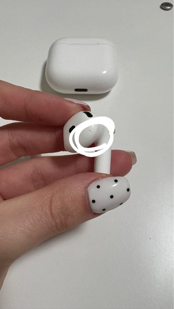 AirPods第4世代 本体 ホワイト 充電ケース付き　AirPods4