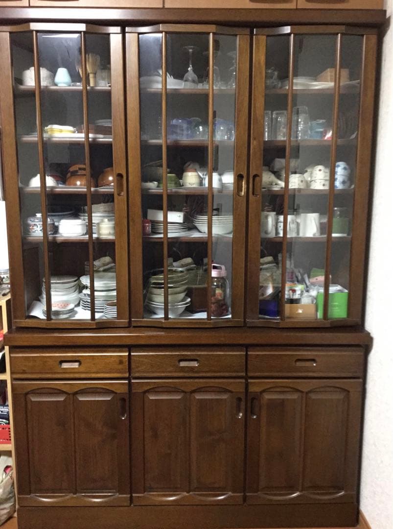 【送料込み】木製食器棚 ガラス扉付き ブラウン　アンティーク調