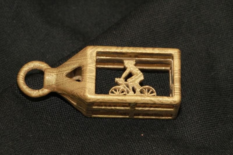 冒険の風を感じて：ロードバイクシルエットのブラスネックレス