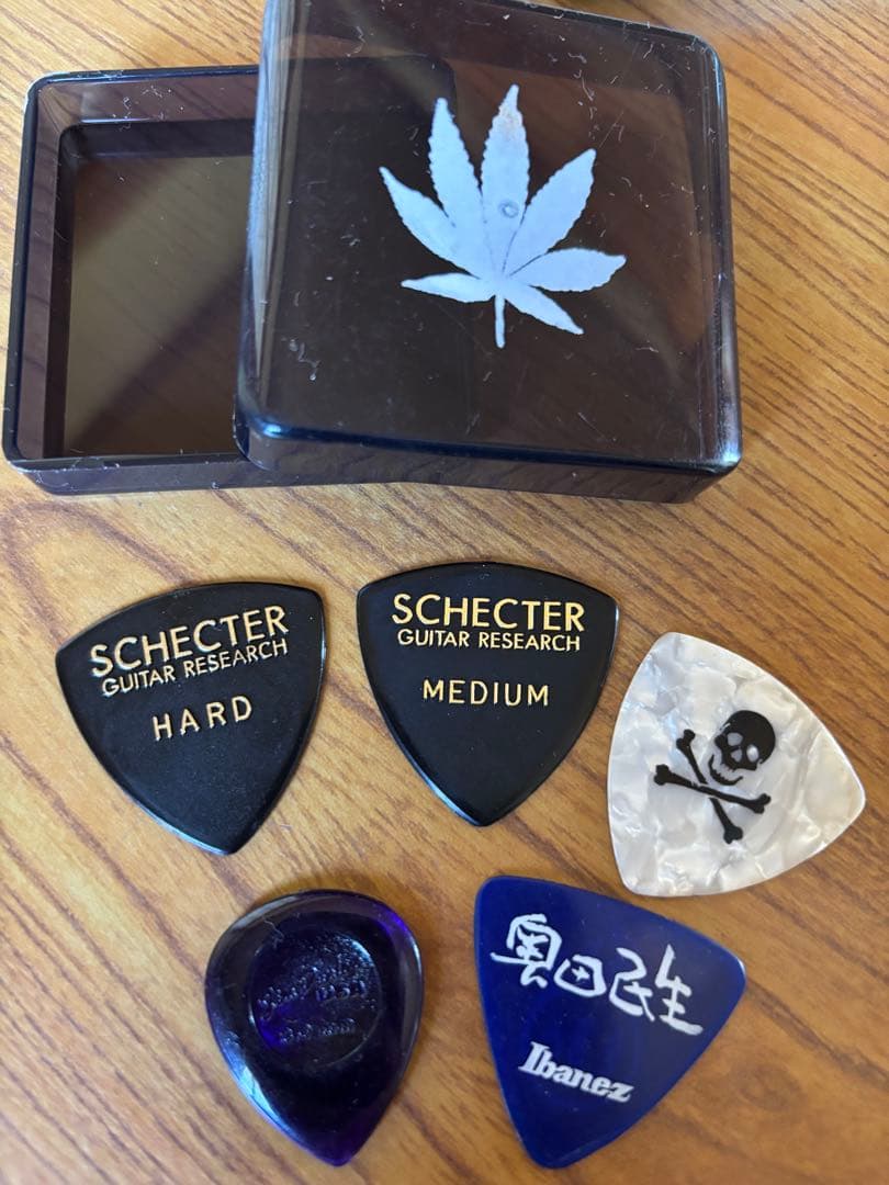 SELDERエレキギター ブラック ストラップ・ケース付き【中古品】