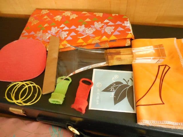 遺品整理 三味線 三絃 本体 地唄 バチ 紅木 あやすぎ胴 桐箱 フルセット