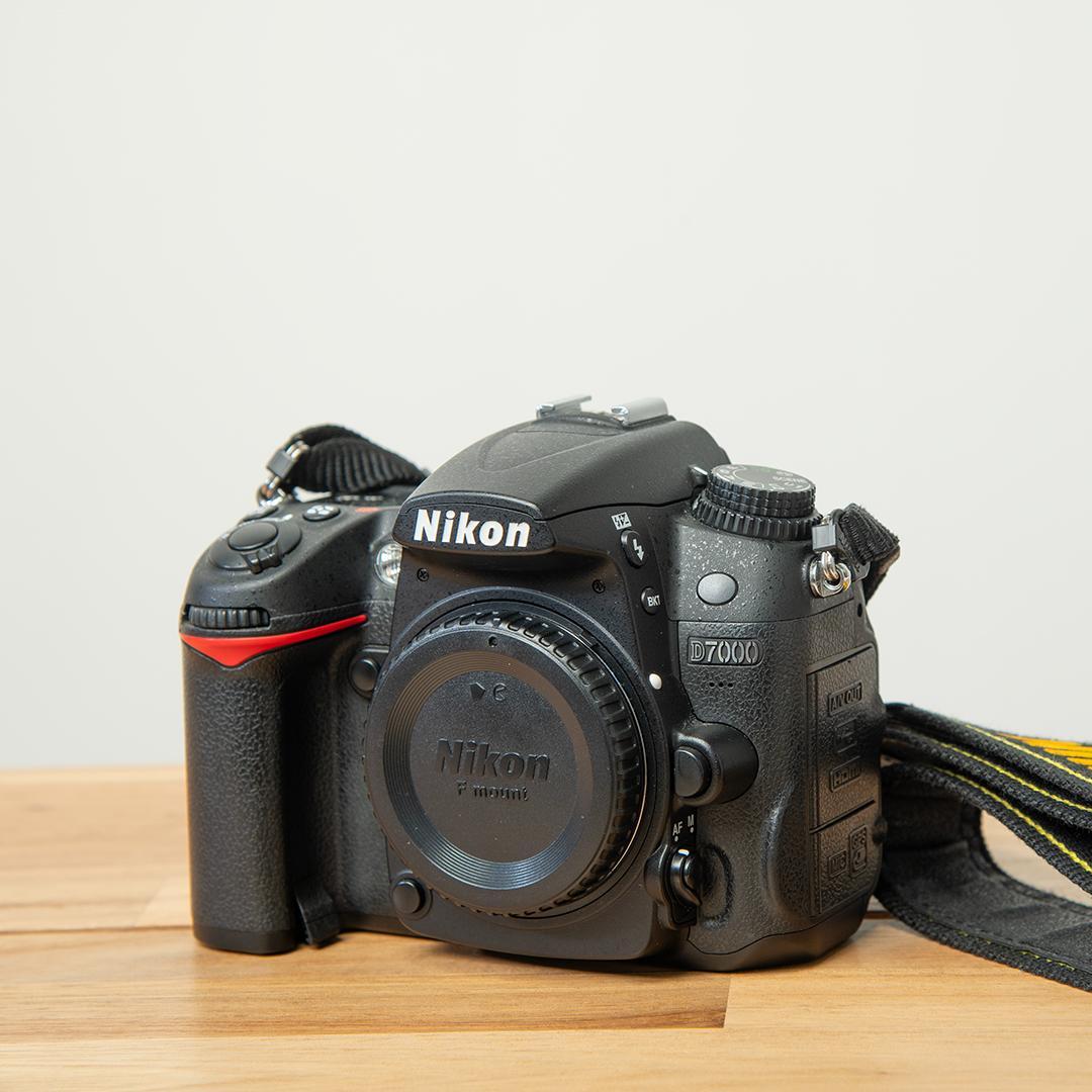 Nikon D7000（シャッター回数5700回、DXレンズ３本、付属品付き）