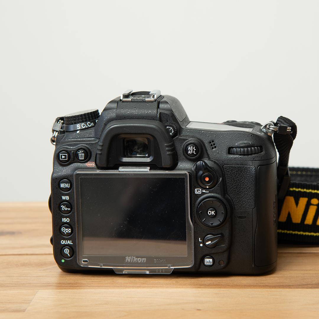 Nikon D7000（シャッター回数5700回、DXレンズ３本、付属品付き）