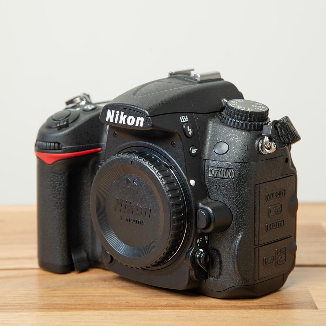 Nikon D7000（シャッター回数5700回、DXレンズ３本、付属品付き）