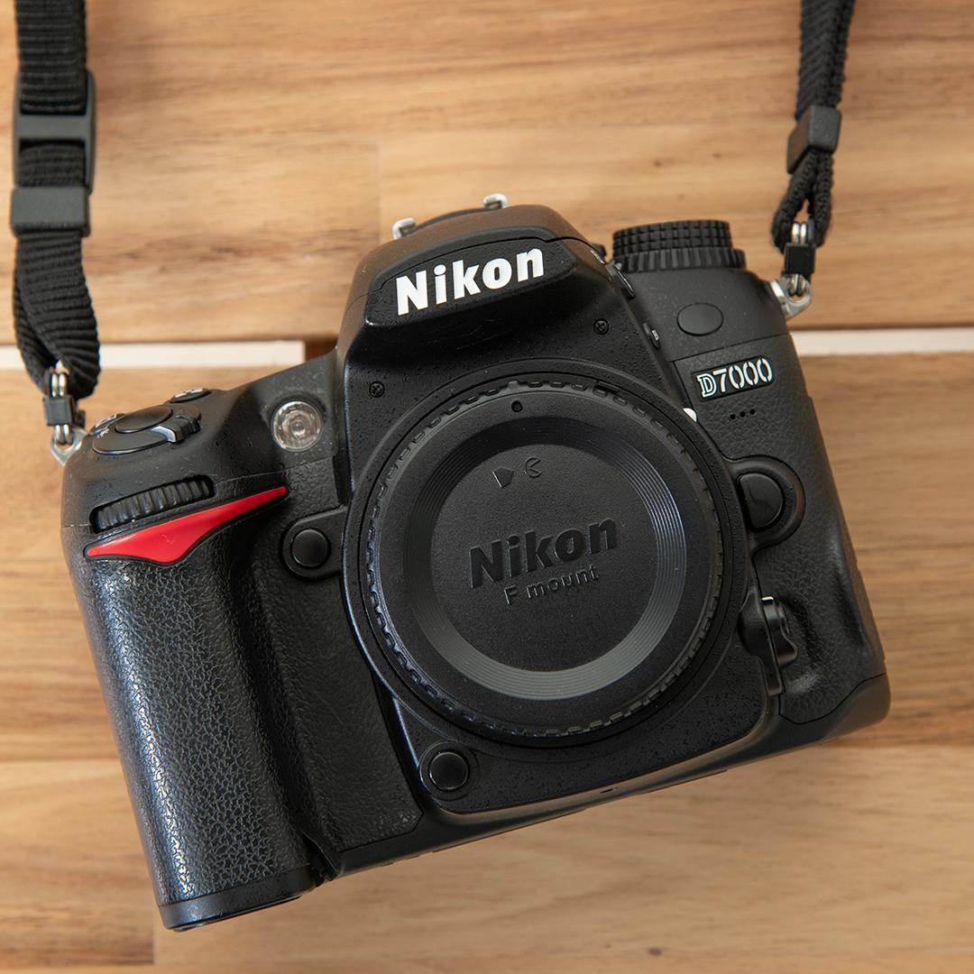 Nikon D7000（シャッター回数5700回、DXレンズ３本、付属品付き）