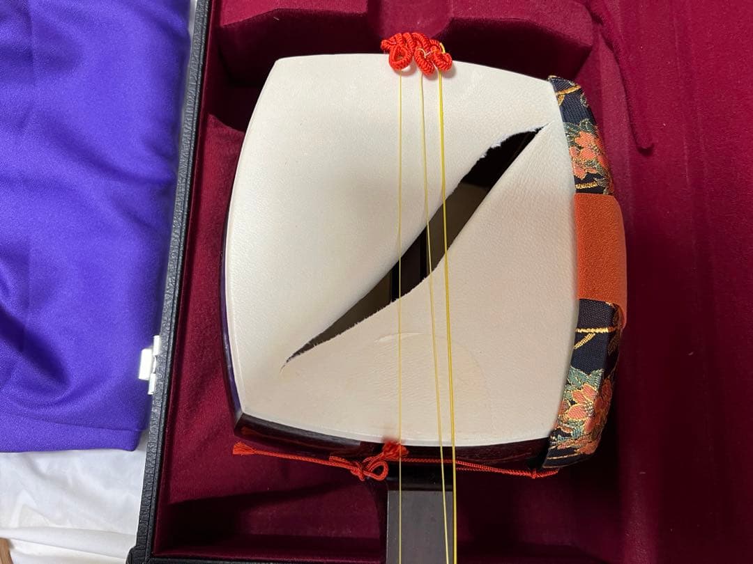 三味線本体、ハードケース、譜面台、小物一式