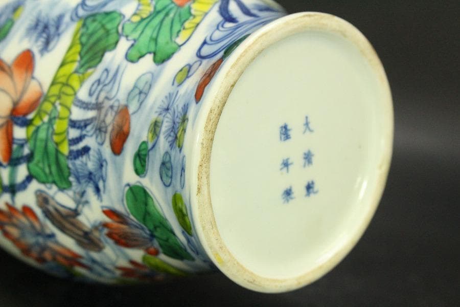 中国美術 門彩 色絵 水辺蓮花 瓶 高23cm(LC243)