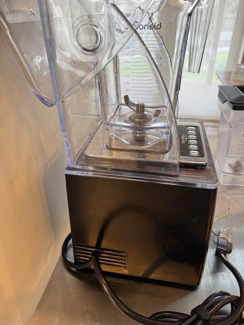 Blendtec 825 業務用ブレンダー 定価26万円 飲食店新規オープン
