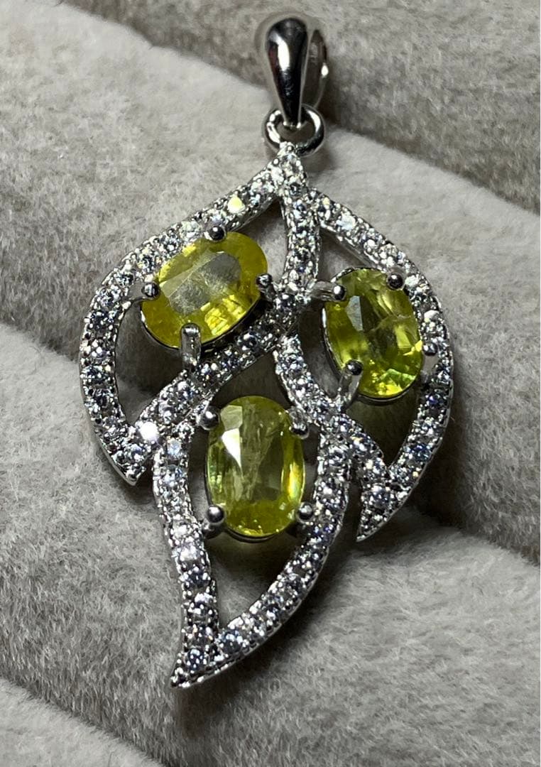 天然スフェーン3石ペンダントトップ