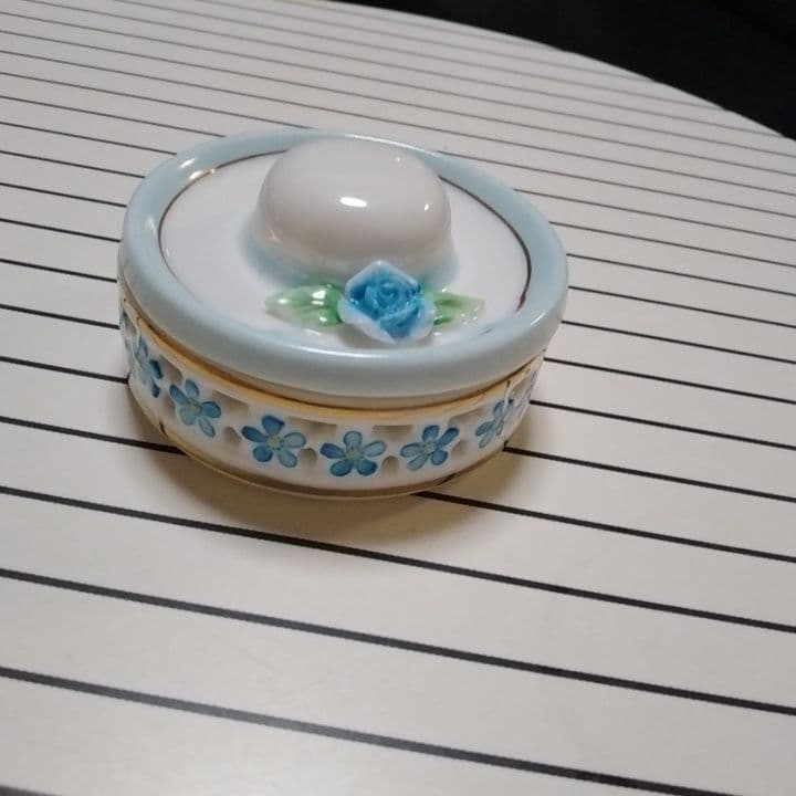 ボンボン入れ