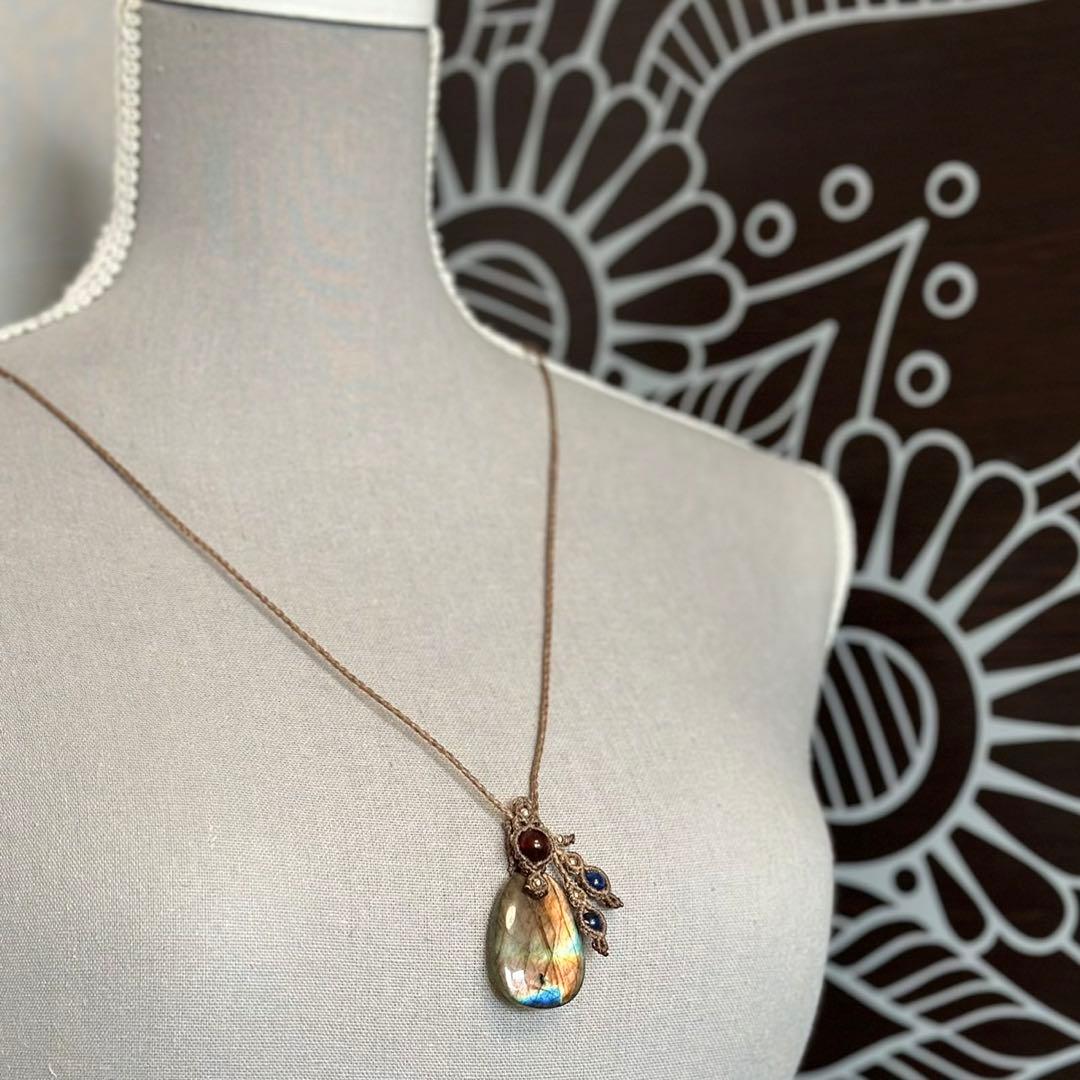 『夕暮』ラブラドライトとプラジオクレースムーンストーンのマクラメネックレス